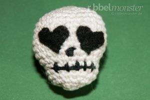 Totenkopf häkeln - Amigurumi Anleitung - kostenlose Häkelanleitung