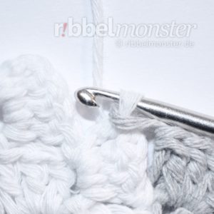 Farbwechsel beim Klassischen C2C Muster häkeln - Faden mitnehmen - 6