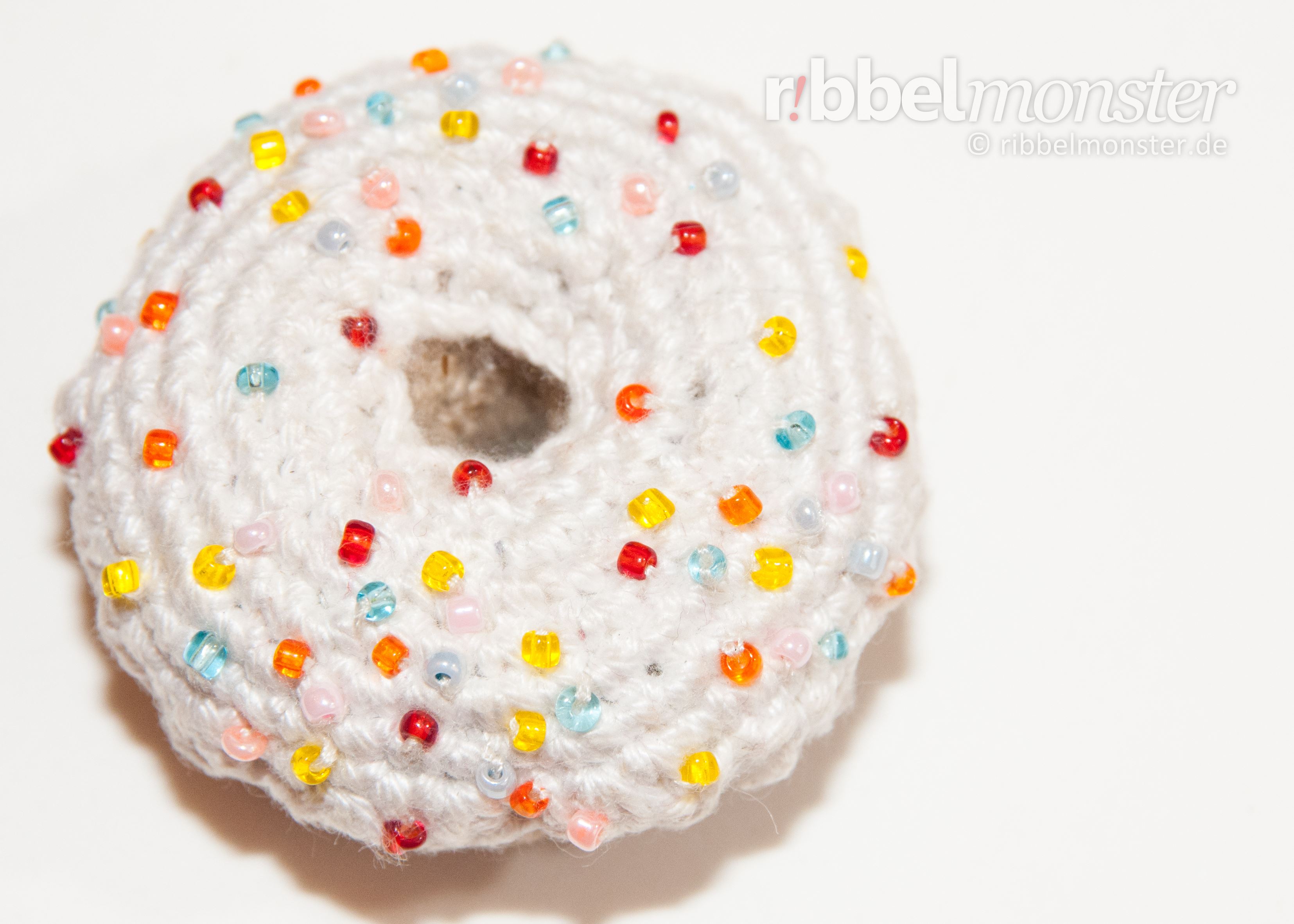 kostenlose Häkelanleitung - Amigurumi - großen Tuttifrutti Donut häkeln